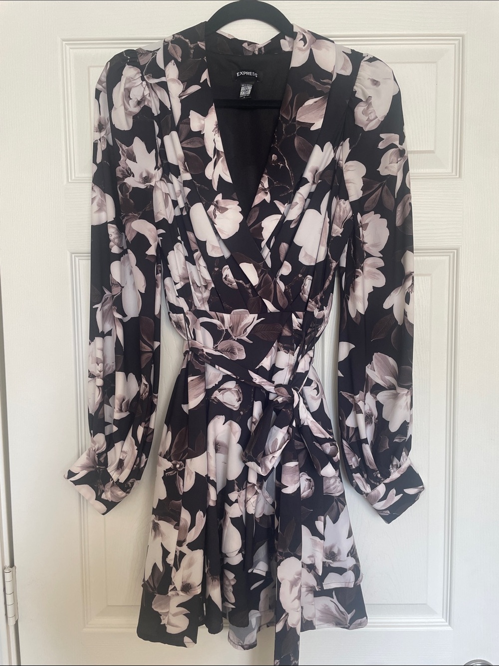 EXPRESS Black & White Floral Long-Sleeve Wrap Dress